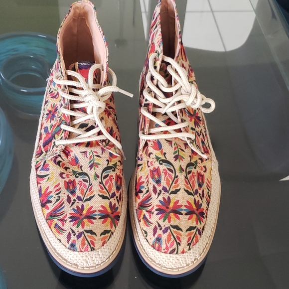 Shoes - Picture 1 of 4